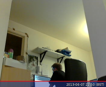 默认情况下，`fswebcam` 使用低分辨率，并添加一个显示时间戳的横幅