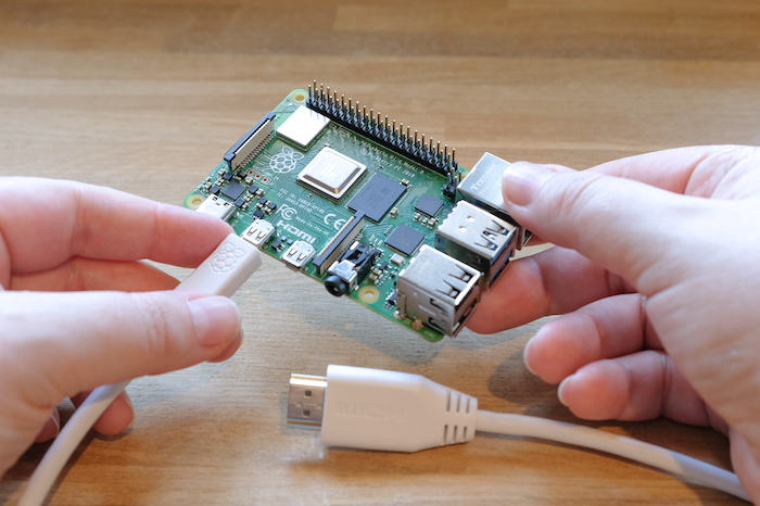 将mini HDMI插入树莓派